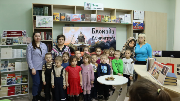 Литературно-поэтическая композиция с показом видеофильма «Жил Ленинград в кольце блокады»